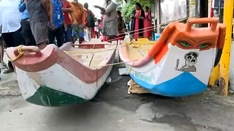 வேளச்சேரிக்கு கொண்டுவரப்பட்ட படகுகள்