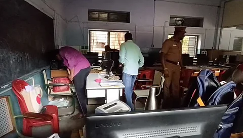பள்ளியில் சோதனையிடும் அதிகாரிகள்.