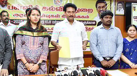 தமிழகத்தில் நடைபெற உள்ள அரசு பொதுத்தோ்வுகளுக்கான அட்டவணையை கோவையில் திங்கள்கிழமை வெளியிட்ட பள்ளிக் கல்வித் துறை அமைச்சா் அன்பில் மகேஸ் பொய்யாமொழி.