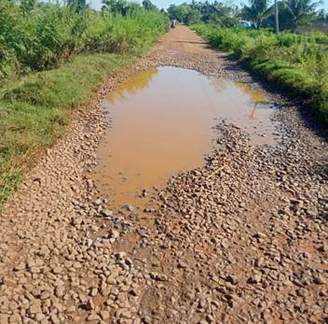 பருவ மழையில் சேதமடைந்து காணப்படும் மலைமேடு-பாடகம் கிராமச் சாலை.