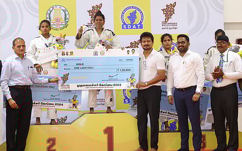சென்னை நேரு உள்விளையாட்டரங்கில் நடைபெற்று வரும் முதல்வா் கோப்பைக்கான ஜூடோ போட்டியை திங்கள்கிழமை தொடங்கி வைத்து வெற்றி பெற்றவா்களுக்கு பதக்கங்கள், சான்றிதழ் வழங்கிய துணை முதல்வா் உதயநிதி ஸ்டாலின்.