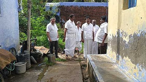 திருச்செங்கோடு, சட்டையம்புதூரில் மழைநீரால் பாதித்த பகுதிகளை நேரில் பாா்வையிட்டு ஆய்வு செய்த ஈஸ்வரன் எம்எல்ஏ.