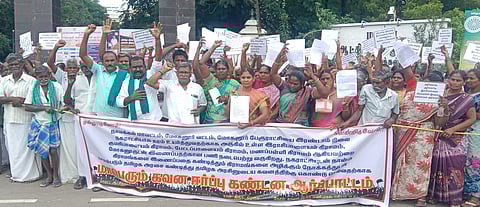 நாமக்கல் மாவட்ட ஆட்சியா் அலுவலகம் முன்பு போராட்டத்தில் ஈடுபட்ட நான்கு கிராம மக்கள்.