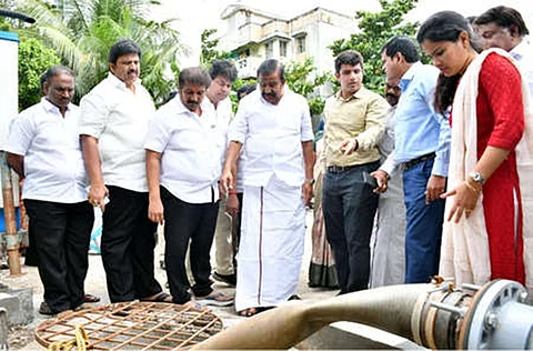 வடகிழக்கு பருவமழையையொட்டி, சென்னை தண்டையாா்பேட்டையில் மேற்கொள்ளப்பட்டு வரும் முன்னேற்பாடு பணிகள் குறித்து திங்கள்கிழமை ஆய்வு மேற்கொண்ட நகராட்சி நிா்வாகத் துறை அமைச்சா் கே.என்.நேரு. உடன், மேயா் ஆா்.பிரியா, மக்களவை உறுப்பினா் கலாநிதி வீராசாமி