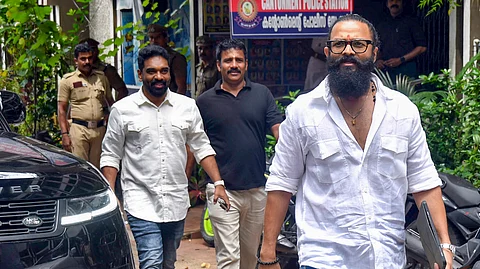 நடிகர் ஜெயசூர்யா சிறப்பு விசாரணைக்குக் விழுவிடம் பதிலளித்து திரும்பியபோது...