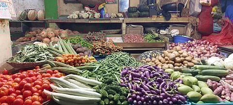 கோயம்பேடு சந்தையில் வரத்து அதிகரிப்பால் அனைத்துக் காய்கறிகளின் விலையும் சரிந்துள்ளது.