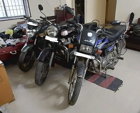 லிப்ட் ஏறி அடுக்குமாடிக் குடியிருப்புகளுக்குள் வந்த இரு சக்கர வாகனங்கள்.