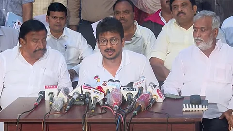 அமைச்சர்களுடன் துணை முதல்வர் உதயநிதி ஸ்டாலின்