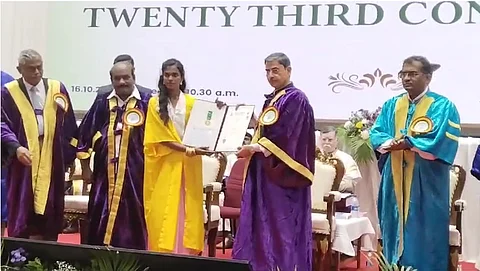சேலம் பெரியார் பல்கலைக்கழகத்தின் 23-ஆவது பட்டமளிப்பு விழாவில் மாணவ-மாணவியருக்கு பட்டங்களை வழங்கிய தமிழக ஆளுநா் ஆா்.என்.ரவி