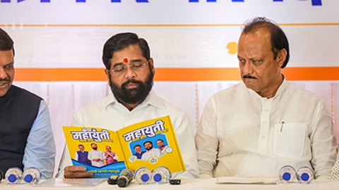 தேவேந்திர ஃபட்னவீஸ், சிவசேனை தலைவர் ஏக்நாத் ஷிண்டே, துணை முதல்வரும் தேசியவாத காங்கிரஸ் தலைவருமான அஜீத் பவாா்.