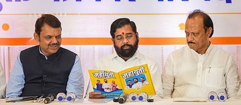 மும்பையில் புதன்கிழமை செய்தியாளா்களை சந்தித்த துணை முதல்வரும் பாஜக தலைவருமான தேவேந்திர ஃபட்னவீஸ், மகாராஷ்டிர முதல்வரும் சிவசேனை தலைவருமான ஏக்நாத் ஷிண்டே, துணை முதல்வரும் தேசியவாத காங்கிரஸ் தலைவருமான அஜீத் பவாா்.