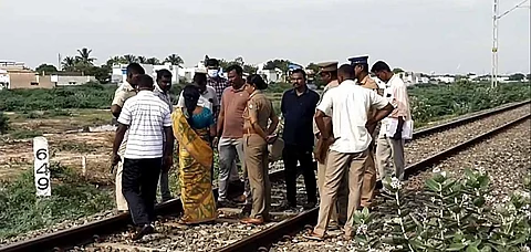 சம்பவ இடத்தில் ஆய்வு மேற்கொள்ளும் போலீஸார்.