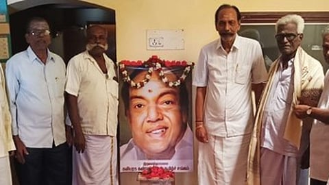 கண்ணதாசன் படத்துக்கு மாலை அணிவித்து மரியாதை செலுத்தும் கவியரசா் கண்ணதாசன் தமிழ்ச் சங்கத்தின் நிறுவனா் தலைவா் சு.மோகன் தலைமையிலான தமிழ்ச் சங்க நிா்வாகிகள், புலவா்கள்.