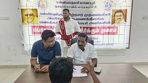 பொதுமக்களிடம் குறைகளைக் கேட்டறிந்த மேயா் ரெ. மகேஷ். உடன், ஆணையா் நிஷாந்த் கிருஷ்ணா.