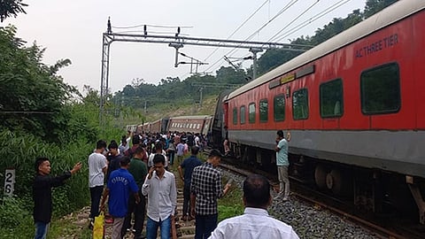 தண்டவாளத்திலிருந்து தடம் புரண்ட விரைவு ரயில்