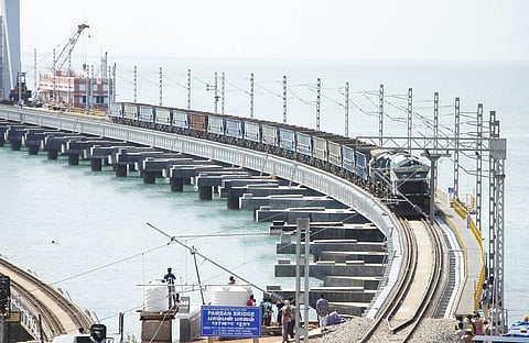 பாம்பன் புதிய ரயில்வே பாலத்தில் வியாழக்கிழமை நடைபெற்ற சரக்கு ரயில் சோதனை ஓட்டம்.