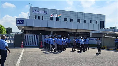 வேலை நிறுத்தப் போராட்டம் முடிவுக்கு வந்ததையடுத்து, வியாழக்கிழமை(அக்.17) மீண்டும் பணிக்குத் திரும்பி சாம்சங் நிறுவன தொழிலாளர்கள்.