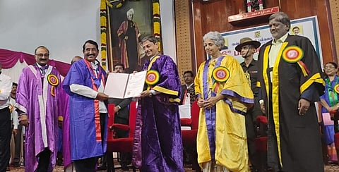 அண்ணாமலைப் பல்கலைக்கழக 86 ஆவது பட்டமளிப்பு விழாவில் முன்னாள் அமைச்சர் செ.ம. வேலுசாமிக்கு முனைவர் பட்டத்தை வழங்கிய தமிழ்நாடு ஆளுநரும், பல்கலை வேந்தருமான ஆர்.என்.ரவி. உடன் பல்கலைக்கழக இணை வேந்தரும், தமிழக உயா்கல்வித் துறை அமைச்சருமான கோவி.செழியன், மத்திய சுகாதாரம், குடும்ப நல அமைச்சகம், தேசிய காச நோய் ஒழிப்புத் திட்ட முதன்மை ஆலோசகா் மருத்துவா் சௌமியா சுவாமிநாதன், துணைவேந்தர் ராம.கதிரேசன், பதிவாளர் எம்.பிரகாஷ்.