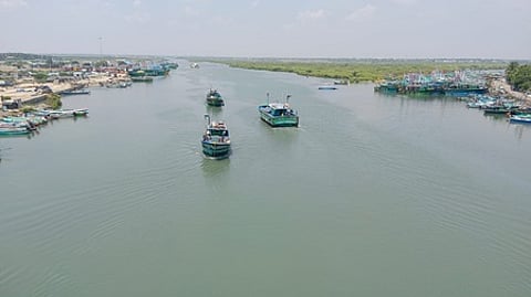 நாகை துறைமுகத்திலிருந்து கடலுக்குச் செல்லும் விசைப் படகுகள்.