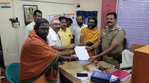 குடவாசல் காவல் நிலையத்தில் புகாா் அளித்த சிலை கடத்தல் தடுப்புப் பிரிவு முன்னாள் ஐஜி பொன். மாணிக்கவேல்.