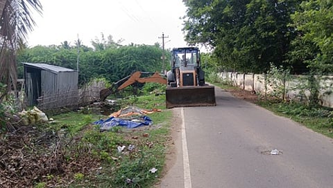 நாகையில் ஜேசிபி இயந்திரம் மூலம் சுத்தம் செய்யப்படும் வடிகால்.