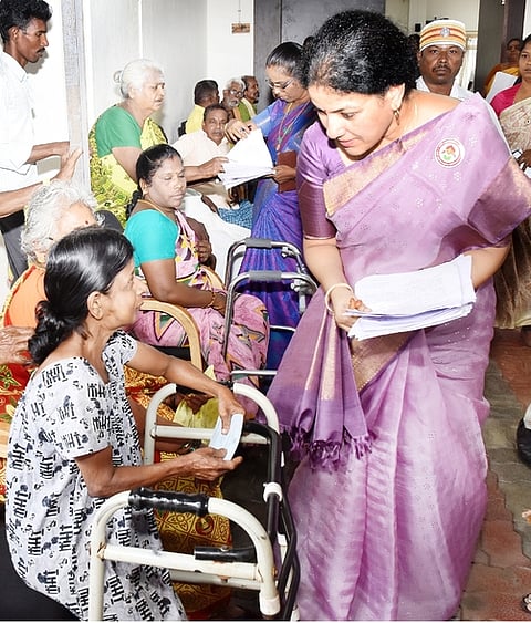 மாற்றுத் திறனாளிகளிடம்   மனுக்களைப் பெற்ற  ஆட்சியா்  கலைச்செல்வி மோகன்.