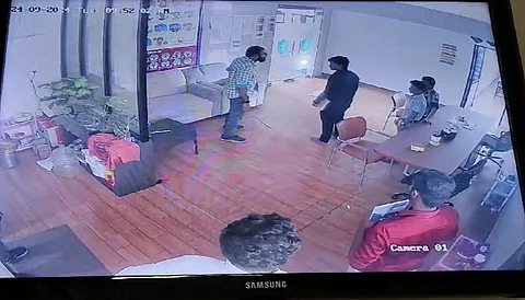 ஆசிரியர் தாக்கும் காட்சி