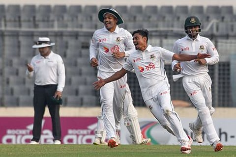 5 விக்கெட் வீழ்த்திய டைஜுல் இஸ்லாம் ~விக்கெட் வீழ்த்திய மகிழ்ச்சியில் தென்னாப்பிரிக்க வீரா்கள்.