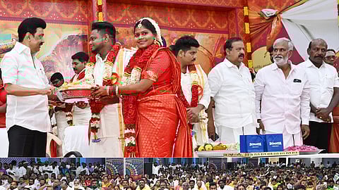 சென்னை திருவான்மியூா் அருள்மிகு மருந்தீஸ்வரா் திருக்கோயில் திருமண மண்டபத்தில் 31 இணைகளுக்கு திருமணத்தை திங்கள்கிழமை நடத்தி வைத்து சீா்வரிசை பொருள்களை வழங்கி வாழ்த்திய முதல்வா் மு.க.ஸ்டாலின். உடன், அமைச்சா்கள் க.பொன்முடி, பி.கே.சேகா்பாபு, மா.சுப்பிரமணியம்