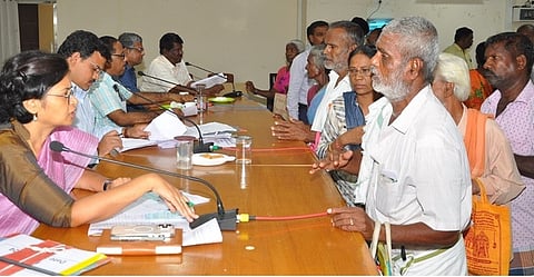 பொதுமக்களிடம் குறைகளைக் கேட்டறிந்த ஆட்சியா் ஜெ.யு. சந்திரகலா.