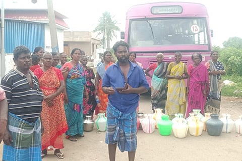 நின்னையூரில் காலிக் குடங்களுடன் சாலை மறியலில் ஈடுபட்ட பொது மக்கள்.