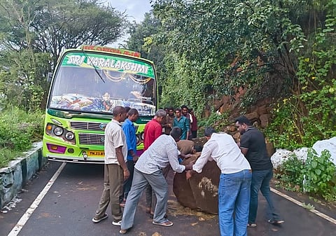 ஏலகிரி மலைப் பாதையில் திடீரென உருண்ட பாறையை அகற்றிய பயணிகள்.