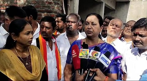 ஆம்பூரில் செய்தியாளா்களிடம் பேசிய பிரேமலதா விஜயகாந்த்.