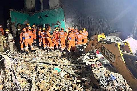 ஆக்சிஜன் சிலிண்டா் வெடித்ததில் ஒரே குடும்பத்தைச் சோ்ந்த 6 போ் உயிரிழந்தனா்.