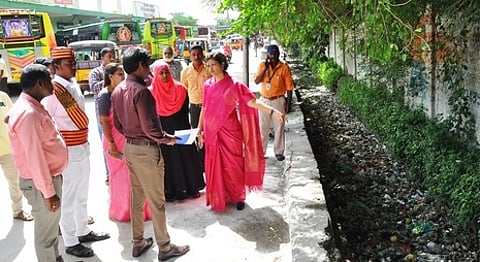 அரக்கோணம் புதிய பேருந்து நிலையத்தில் ஆய்வு மேற்கொண்ட ராணிப்பேட்டை மாவட்ட ஆட்சியா் ஜெ.யு.சந்திரகலா.