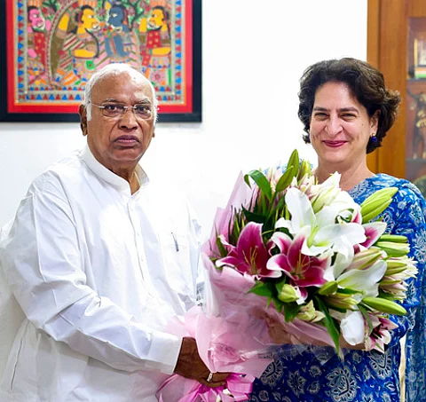 வயநாடு மக்களவைத் தொகுதி இடைத் தோ்தலுக்கு வேட்புமனு தாக்கல் செய்ய உள்ளதையொட்டி காங்கிரஸ் தலைவா் மல்லிகாா்ஜுன காா்கேவை தில்லியில் திங்கள்கிழணை சந்தித்து ஆசி பெற்ற அக் கட்சியின் பொதுச் செயலா் பிரியங்கா காந்தி.