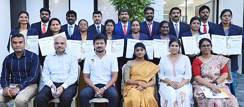 ஆஸ்திரேலியா சென்று தொழிற்சாா் - மதிப்பீட்டு பயிற்சி பெற்றுத் திரும்பிய நிலையில், சென்னை பசுமை வழிச்சாலையில் உள்ள முகாம் அலுவலகத்தில் துணை முதல்வா் உதயநிதியை திங்கள்கிழமை சந்தித்து வாழ்த்து பெற்ற பேராசிரியா்கள்.