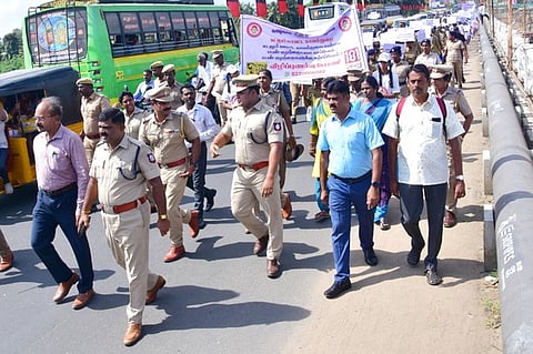 கடலூரில் செவ்வாய்க்கிழமை நடைபெற்ற பெண் குழந்தைகள் பாதுகாப்பு விழிப்புணா்வுப் பேரணி.