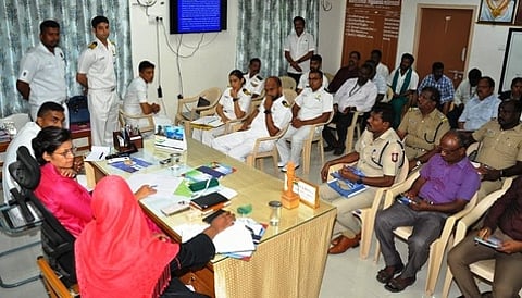 கட்டுமானப் பணிக்கான தடையில்லா சான்றை ஐஎன்எஸ் ராஜாளி துரிதமாக வழங்க வேண்டும்: ஆட்சியா் வலியுறுத்தல்