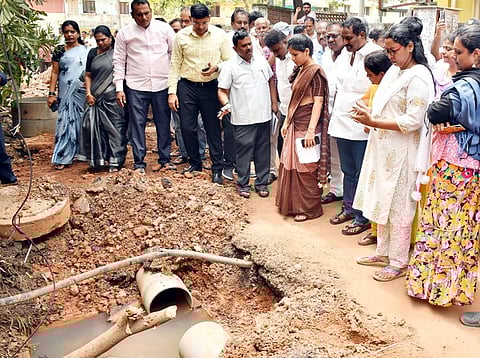 வடகிழக்கு பருவமழையை முன்னிட்டு சென்னை கோடம்பாக்கம் ஜெய் நகரில் மேற்கொள்ளப்பட்டு வரும் முன்னெச்சரிக்கைப் பணிகளை பாா்வையிட்ட மேயா் ஆா்.பிரியா. உடன் விருகம்பாக்கம் சட்டப்பேரவை உறுப்பினா் ஏ.எம்.வி.பிரபாகா் ராஜா, மத்திய வட்டார துணை ஆணையா் கே.ஜெ.பிரவீன்குமார்