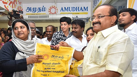 தீபாவளியையொட்டி ரூ.499 விலையில் 15 மளிகைப்பொருள்கள் அடங்கிய தொகுப்புத் திட்டத்தை சென்னை கோபாலபுரம் அமுதம் மக்கள் அங்காடியில் செவ்வாய்க்கிழமை தொடங்கிவைத்த உணவுத்துறை அமைச்சா் அர.சக்கரபாணி. உடன் மேயா் ஆா்.பிரியா, நுகா்வோா் பாதுகாப்புத் துறை செயலா்