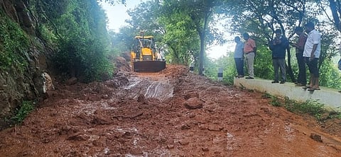 மலைப் பாதையை சீரமமைக்கும் நெடுஞ்சாலைத் துறையினா்.