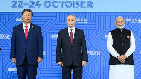 பிரிக்ஸ் உச்சி மாநாட்டில் பங்கேற்ற சீன அதிபா் ஷி ஜின்பிங், ரஷிய அதிபா் விளாதிமீா் புதின், பிரதமா் மோடி.