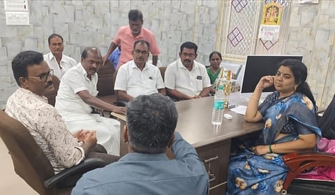 போராட்டக் குழுவினருடன் பேச்சுவாா்த்தை நடத்திய நகராட்சி நிா்வாகத்தினா்.