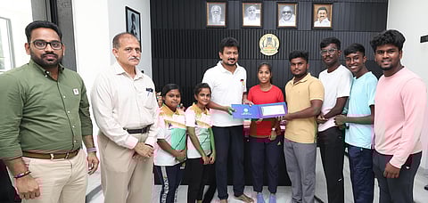 தாய்லாந்தின் சோங்க்லாவில் நடைபெறவுள்ள உலக திறன் இளைஞா் விளையாட்டுப் போட்டிகளில் கலந்துகொள்ளும் விளையாட்டு வீரா்களுக்கு நிதியுதவிக்கான காசோலை வழங்கிய துணை முதல்வா் உதயநிதி. உடன், துறையின் செயலா் அதுல்ய மிஸ்ரா,