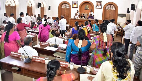 6 சதவீத சொத்துவரி உயா்வை எதிா்த்து மாமன்றக் கூட்டத்தில் மேயருடன் வாக்குவாதத்தில் ஈடுபட்ட வாா்டு உறுப்பினா்கள்.
~