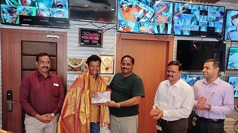 சிறப்பு விருந்தினா் கெயில் காவிரிப் படுகையின் பொது மேலாளா் என். செல்வராஜூவுக்கு நினைவு பரிசு வழங்கிய இஜிஎஸ் பிள்ளை பொறியியல் கல்லூரி செயலா் சங்கா்.