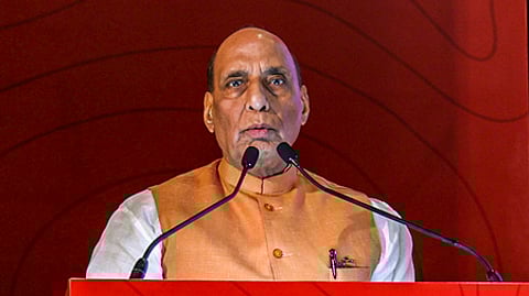 தில்லியில் வியாழக்கிழமை நடைபெற்ற கருத்தரங்கில் உரையாற்றிய பாதுகாப்புத் துறை அமைச்சா் ராஜ்நாத் சிங்.