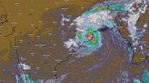 ஒடிஸா: டானா புயல் கரையை கடக்க தொடங்கியது!