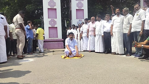விழுப்புரம் மாவட்ட ஆட்சியர் அலுவலகப் பெருந்திட்ட வளாகம் நுழைவு வாயில் பகுதியில் தர்னாவில் ஈடுபட்டு வரும் முன்னாள் அமைச்சர் சி.வி. சண்முகம் தர்னா